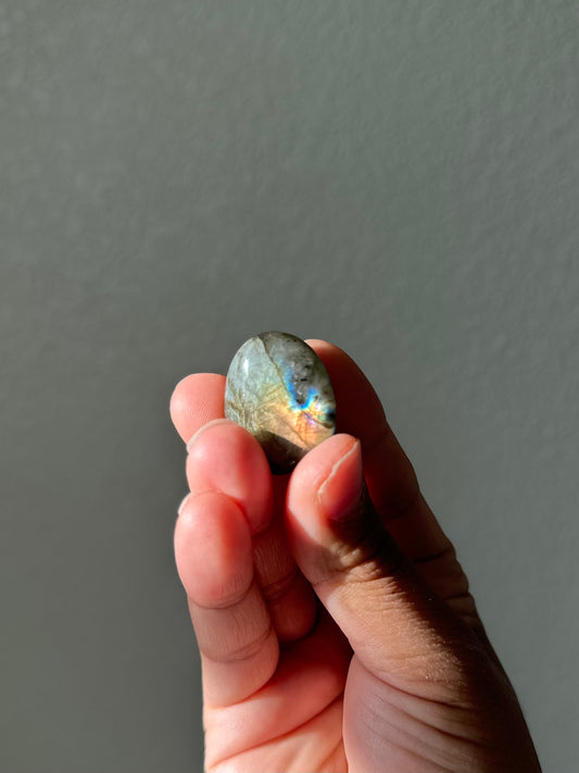 [17] Labradorite Palm Stone